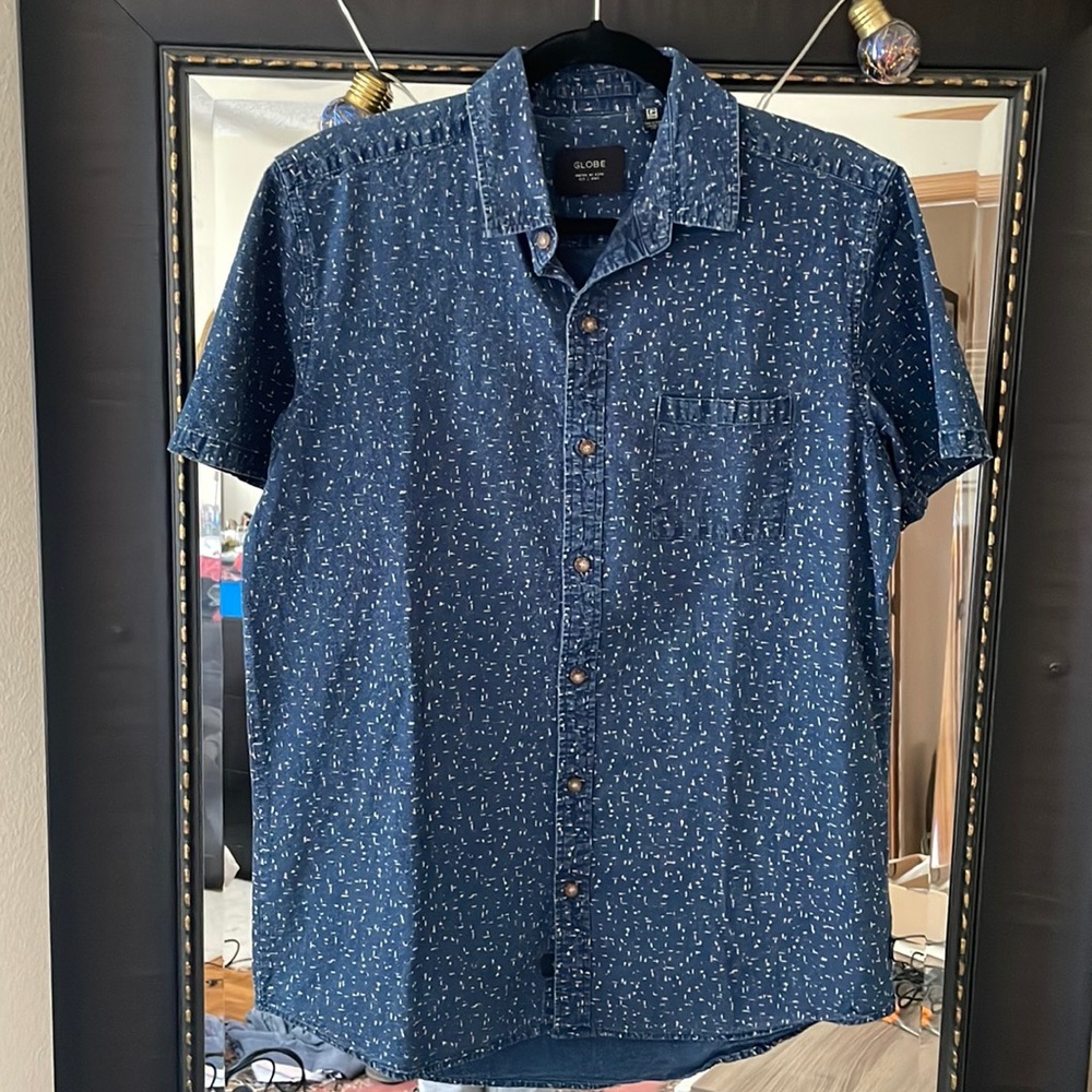 Blue denim short sleeve button down Globe: United by Fate Men’s size Large
